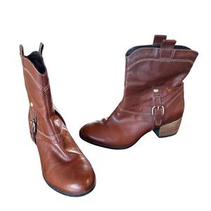 Clark’s Broown low cut boots.